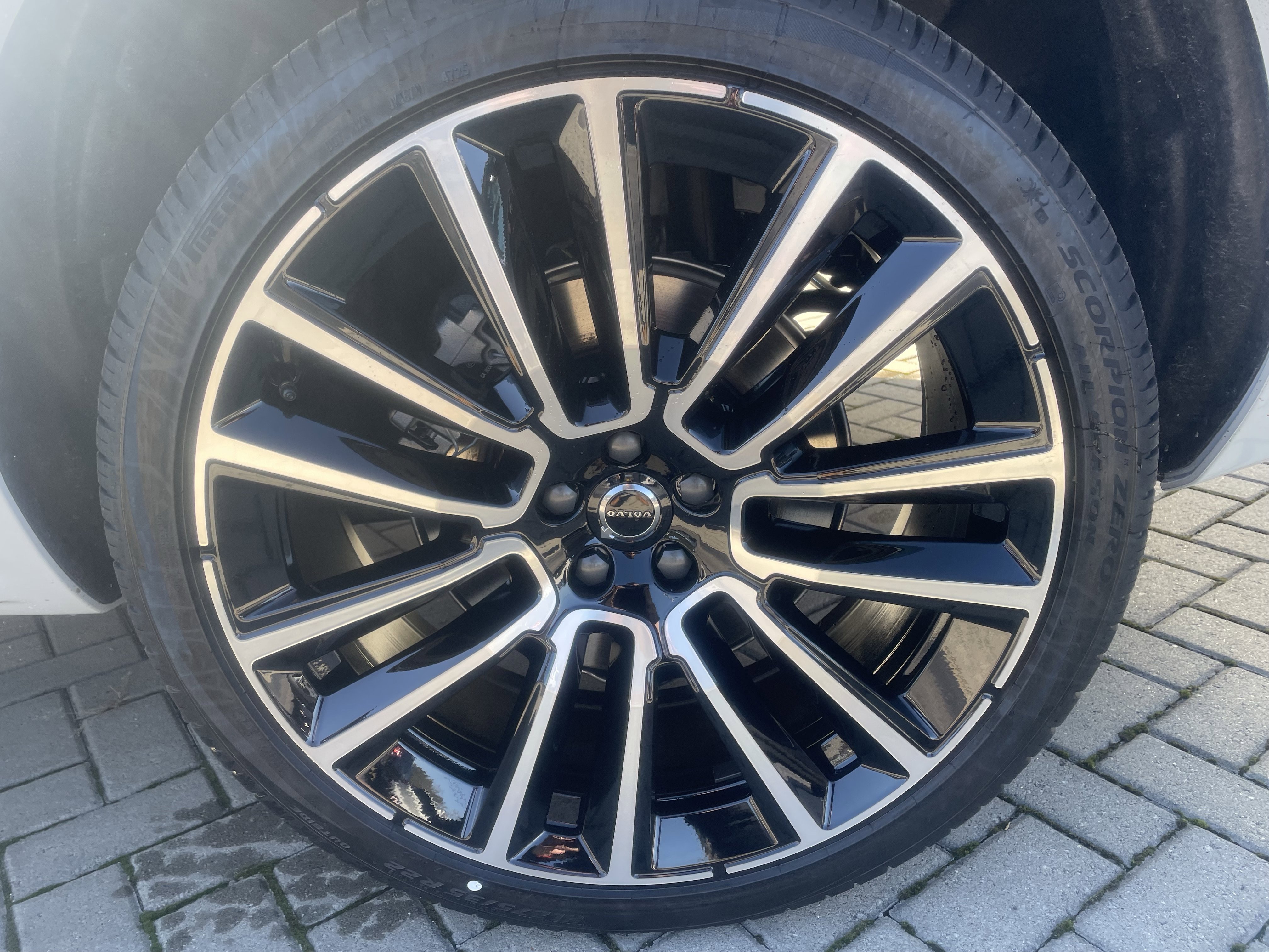 New 2026 Volvo XC90 B6 Plus w/ Protection Package Premier image 8