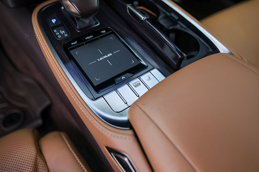 Used 2018 Lexus LS 500 w/ Accessory Package (Z2) RWD image 19