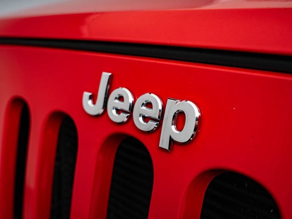 Used 2012 Jeep Wrangler Unlimited Rubicon w/ Dual Top Group AWD/4WD image 3