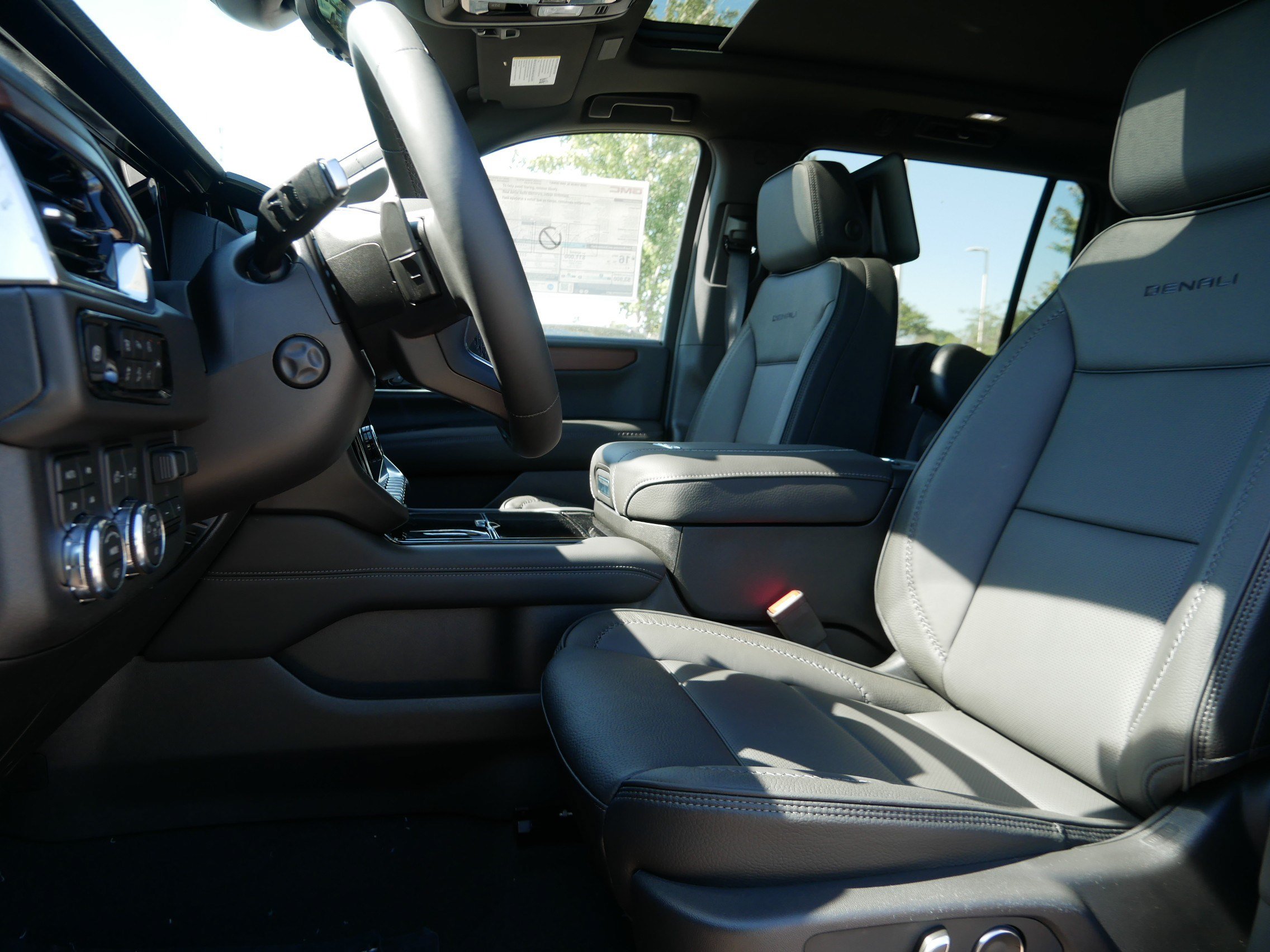 New 2026 GMC Yukon XL Denali w/ Denali Reserve Package AWD/4WD image 4