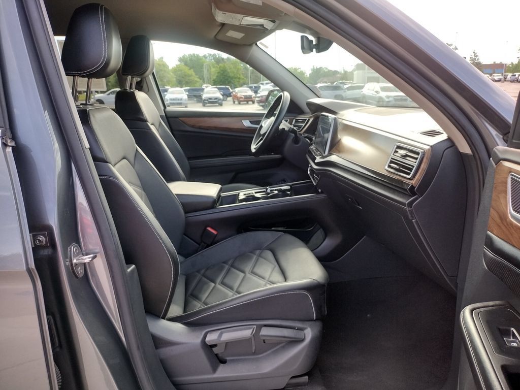 Used 2025 Volkswagen Atlas SE FWD image 13