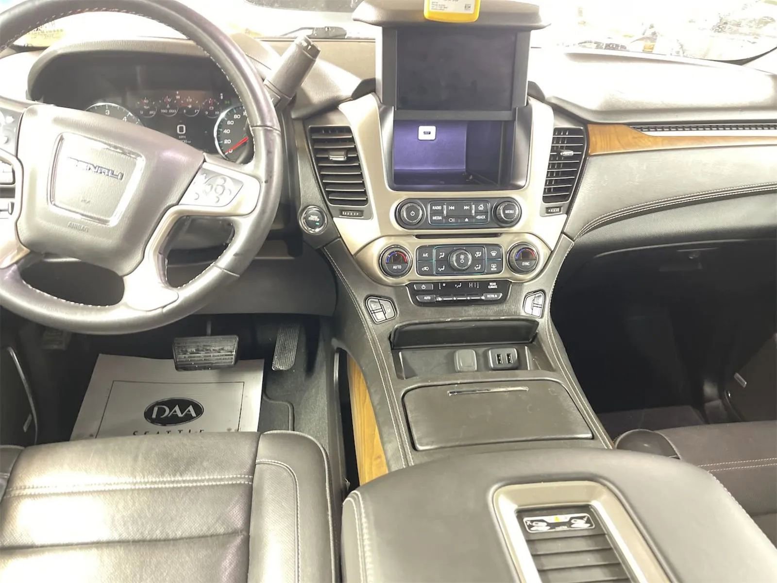 Used 2019 GMC Yukon Denali w/ Denali Ultimate Black Edition image 6