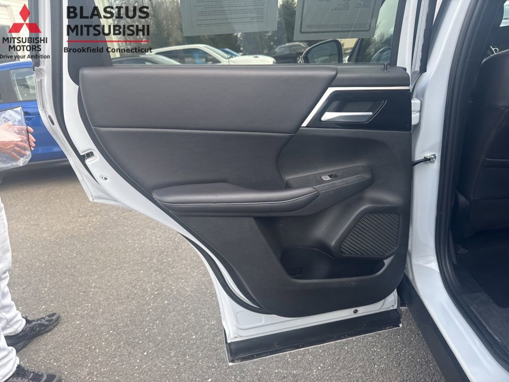 Used 2023 Mitsubishi Outlander 4WD Plug-In Hybrid image 23