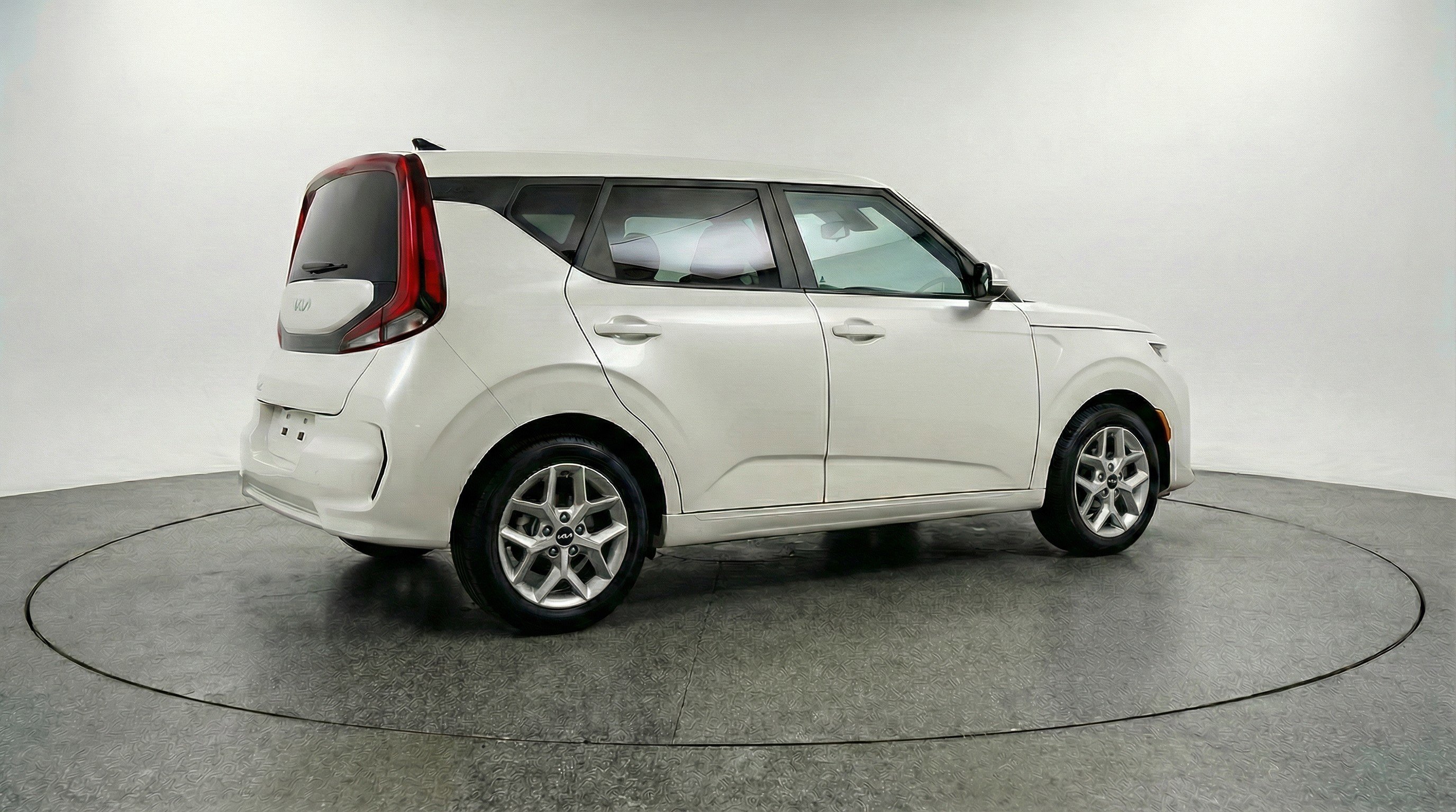 Used 2025 Kia Soul LX w/ LX Technology Package FWD image 9