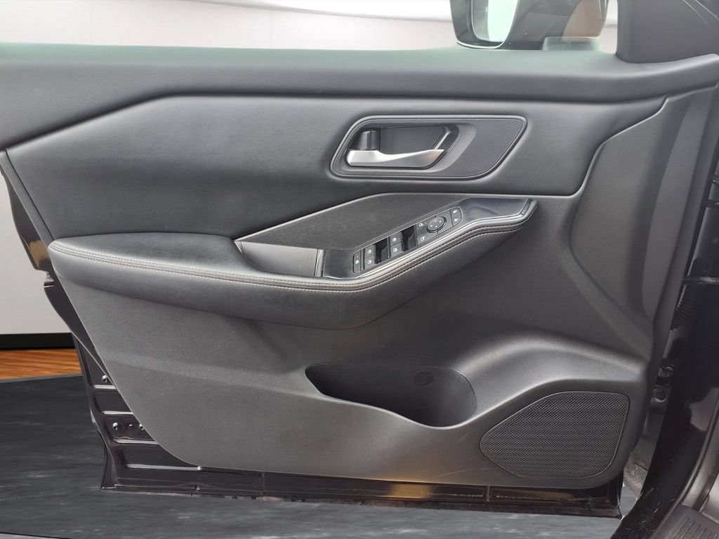 Used 2024 Nissan Rogue SV FWD image 16
