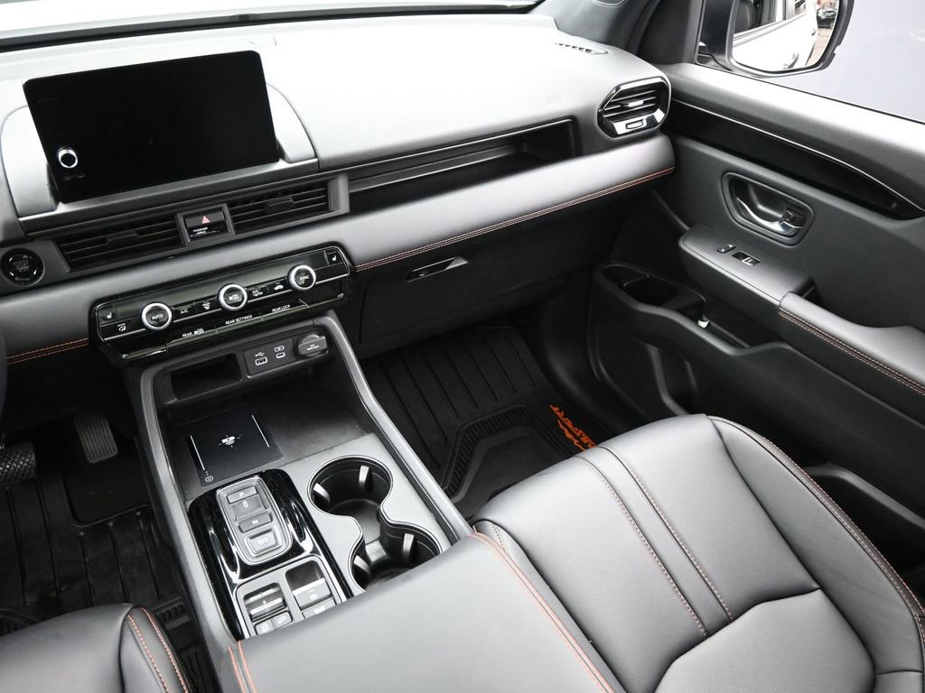 Used 2025 Honda Pilot TrailSport image 17