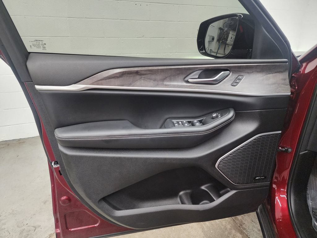 Used 2024 Jeep Grand Cherokee L Limited AWD/4WD image 9