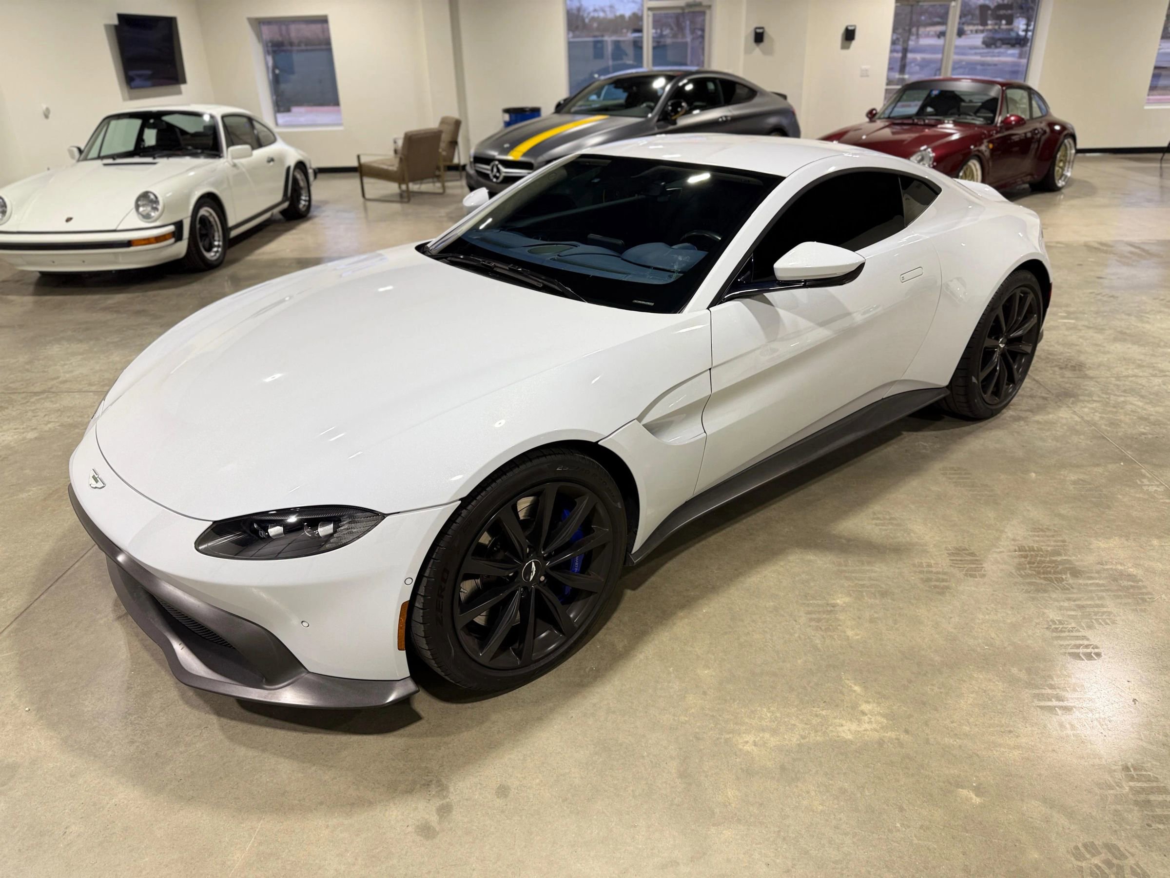 Used 2020 Aston Martin V8 Vantage Coupe image 3