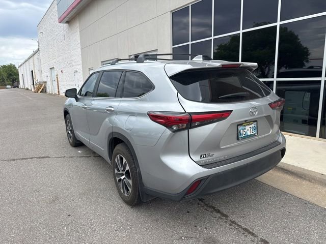 Used 2023 Toyota Highlander XLE AWD/4WD image 4