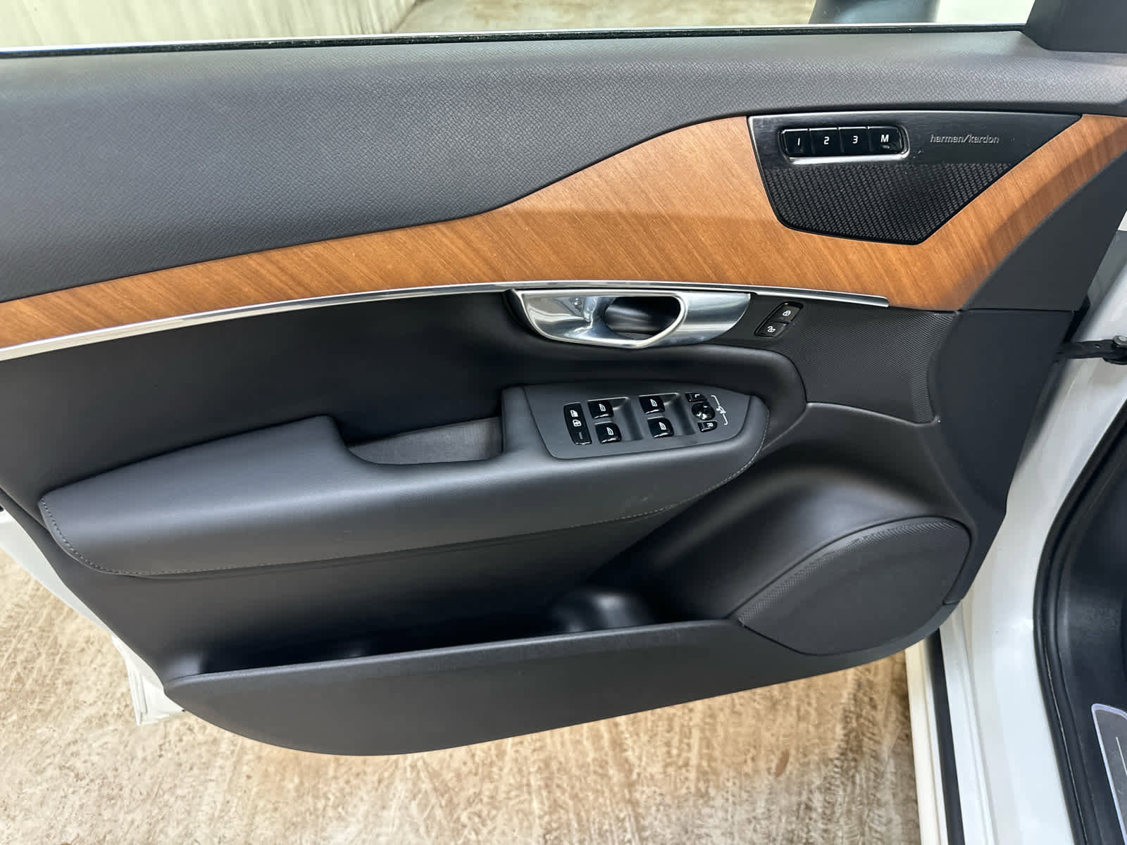 Used 2023 Volvo XC90 T8 Plus image 26