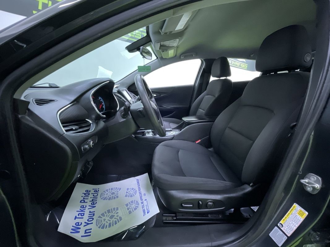 Used 2017 Chevrolet Malibu LT image 4