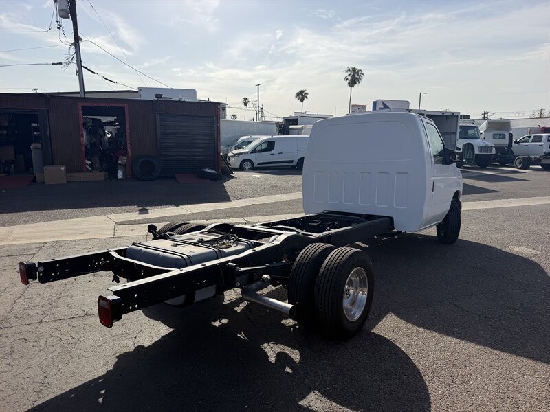 Used 2024 Ford E-450 and Econoline 450 Super Duty w/ Driver's Safety Package RWD image 3