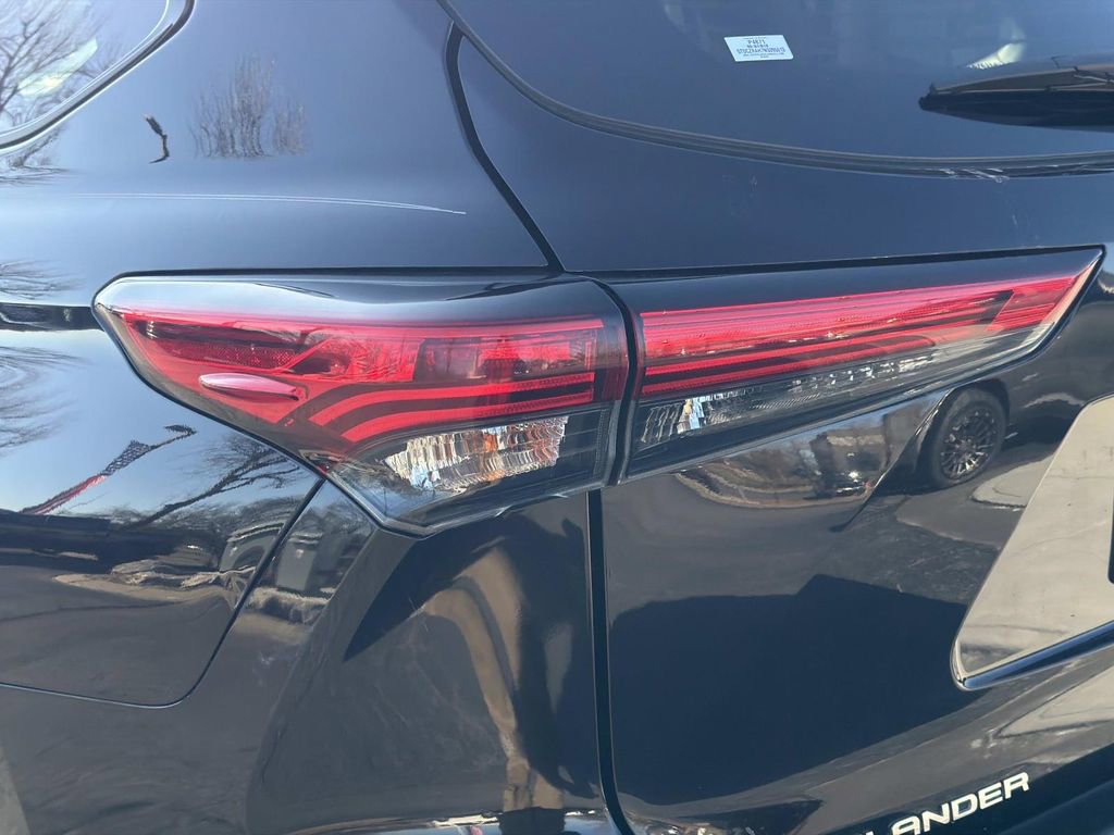 Used 2022 Toyota Highlander L image 12