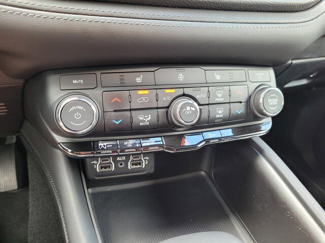 Used 2024 Dodge Durango SXT w/ 3rd Row Seating Group image 28