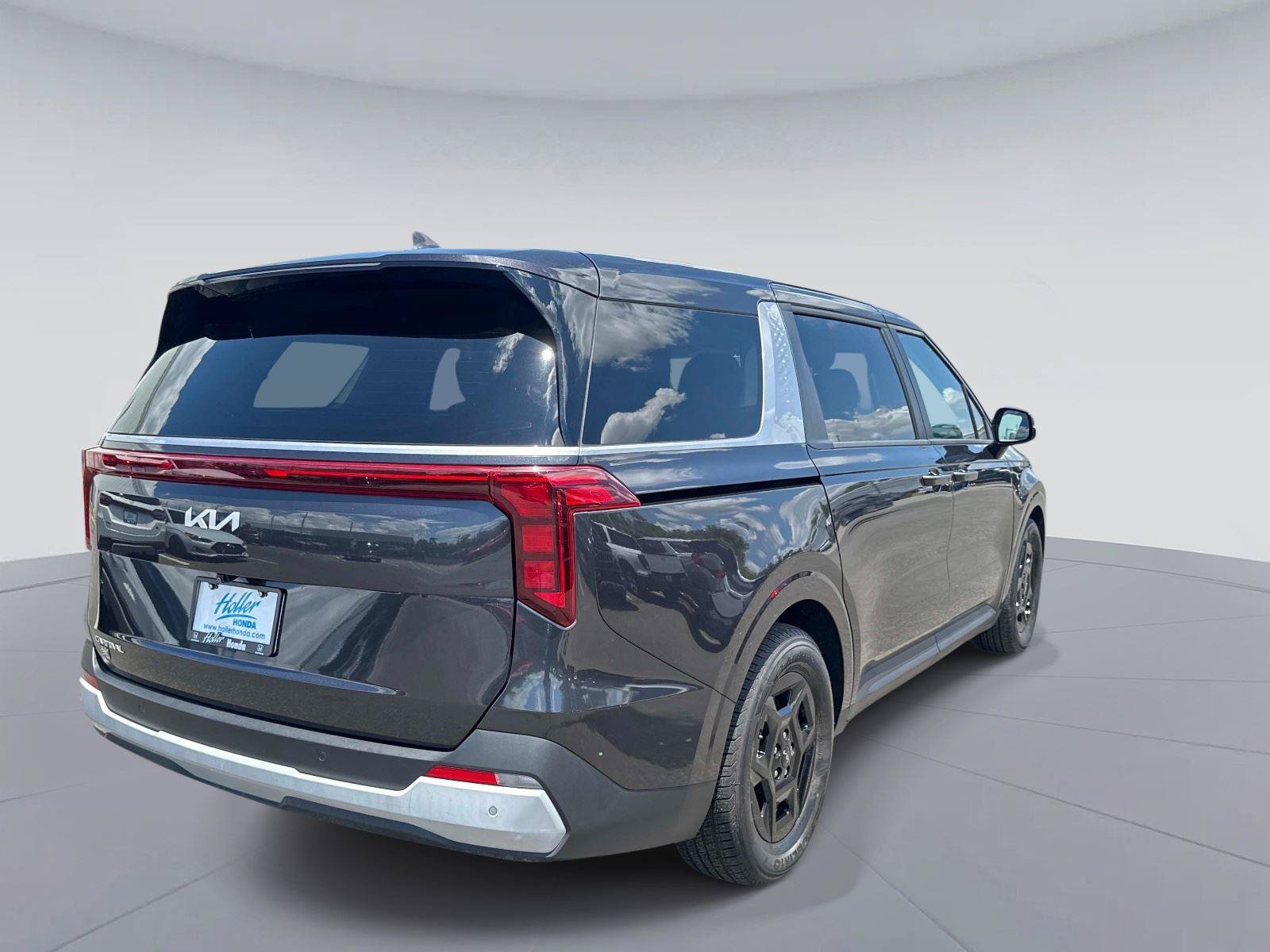 Used 2025 Kia Carnival FWD image 4