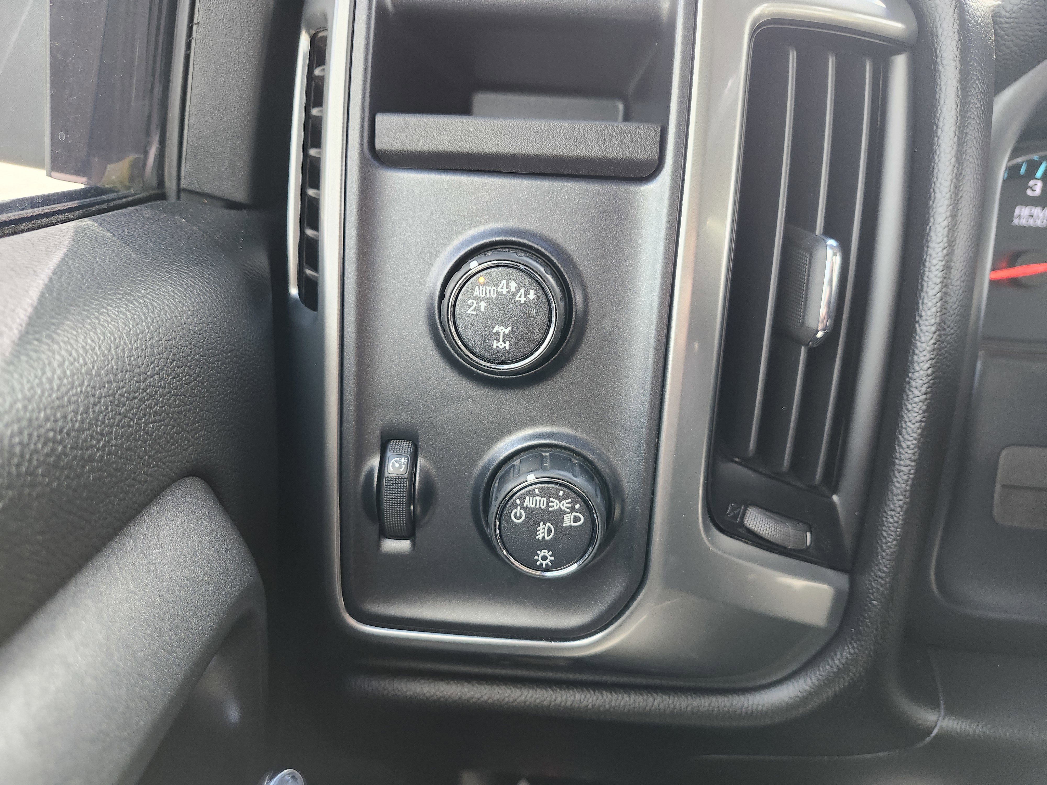 Used 2018 Chevrolet Silverado 1500 LT w/ All Star Edition image 10