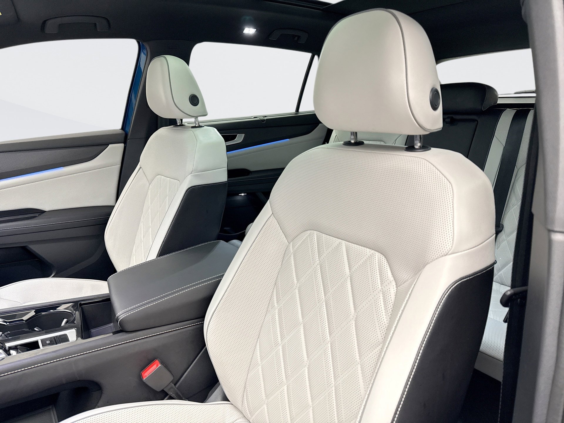 Used 2024 Volkswagen Atlas Cross Sport SEL Premium R-Line image 30