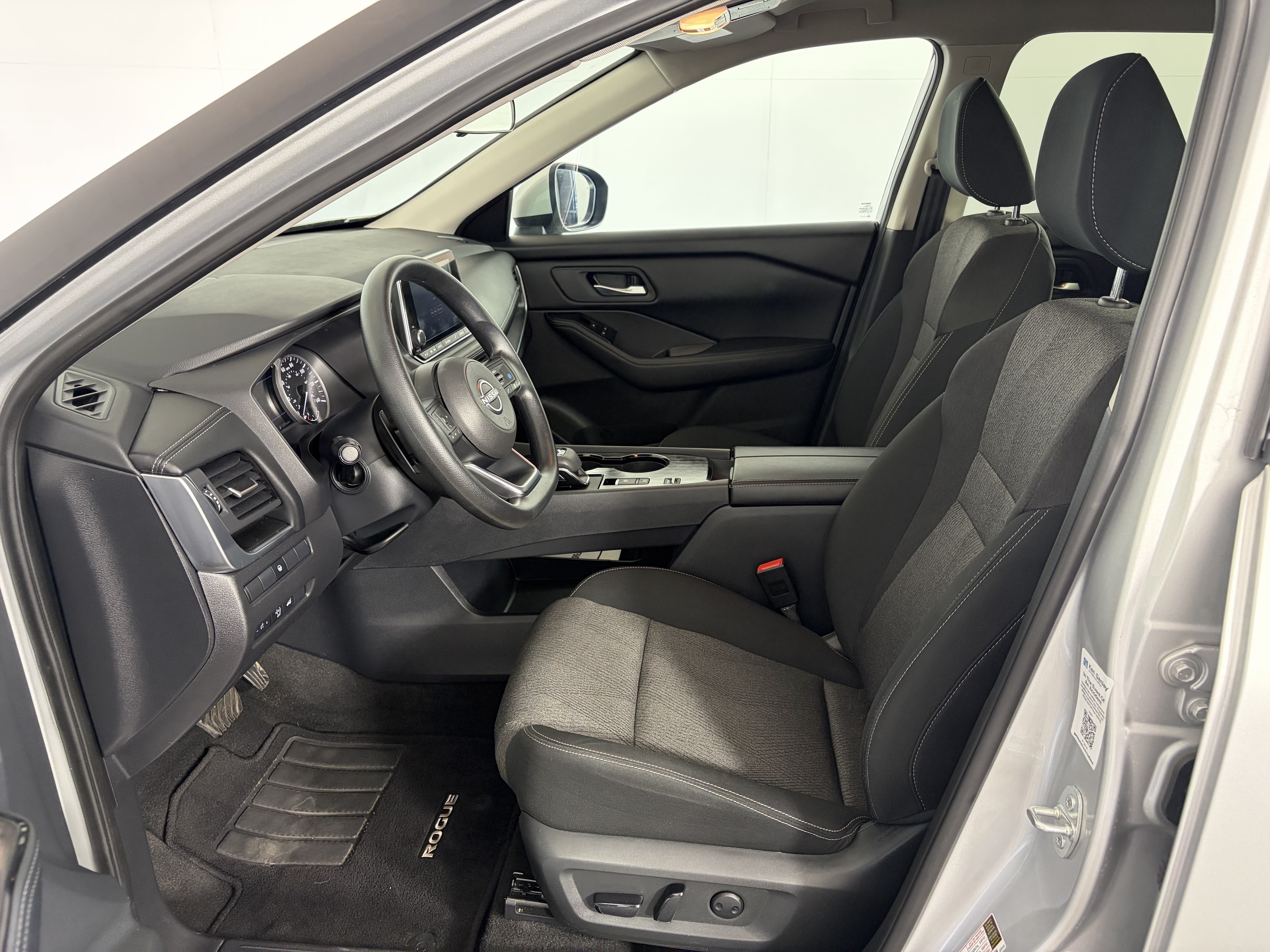 Used 2024 Nissan Rogue SV FWD image 6