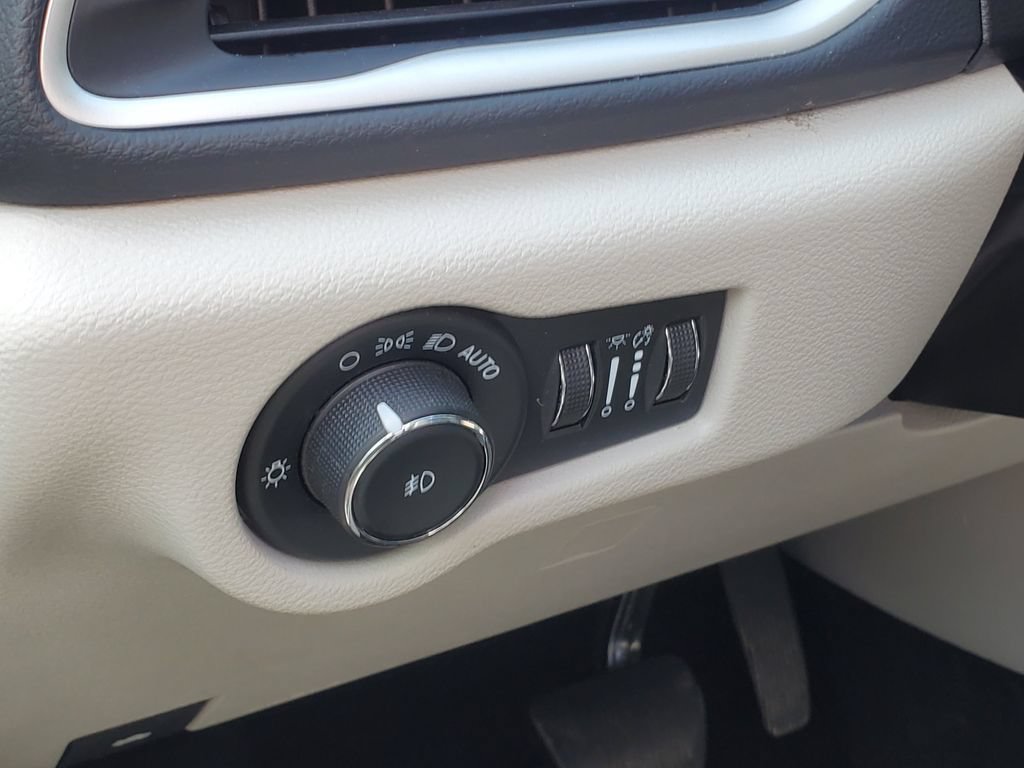 Used 2023 Chrysler Pacifica Touring-L FWD image 10