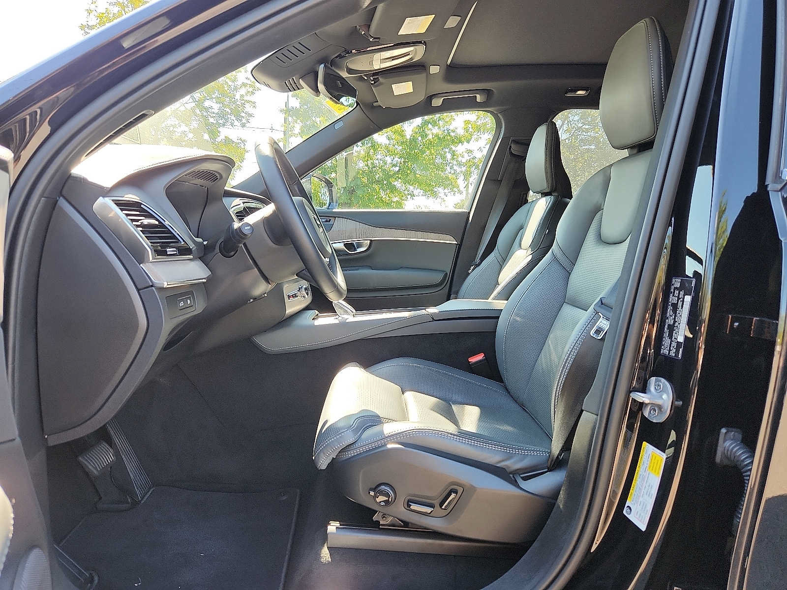 Certified 2024 Volvo XC90 T8 Ultimate w/ Protection Package Premier AWD/4WD image 12