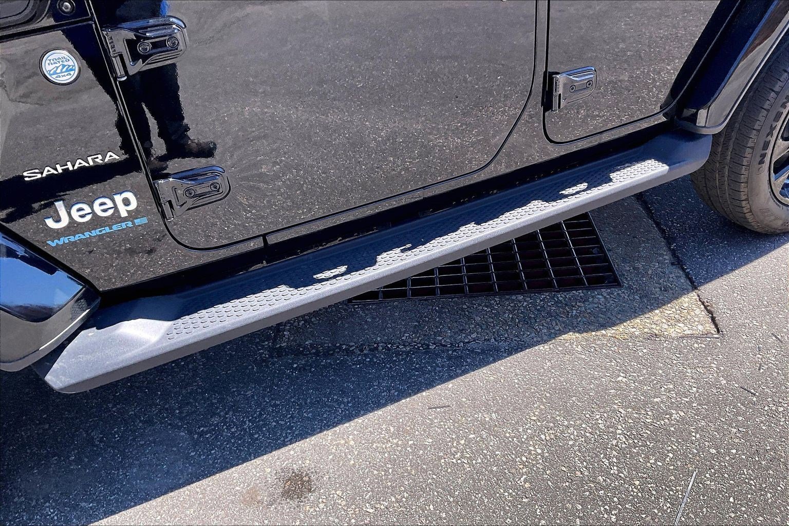 Used 2024 Jeep Wrangler Sahara w/ Technology Group image 32