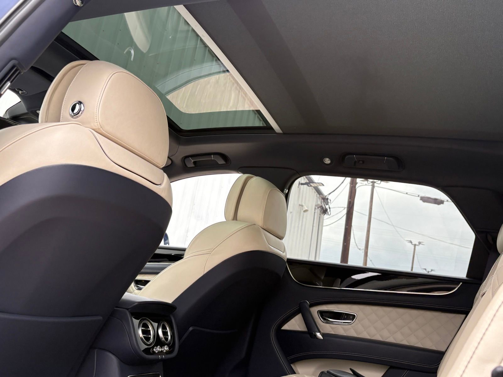 Used 2019 Bentley Bentayga AWD/4WD image 41