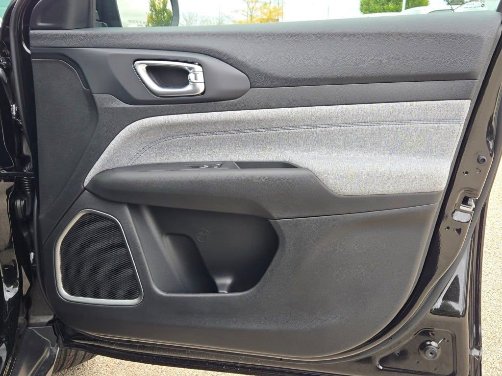 New 2026 Jeep Compass Latitude image 9