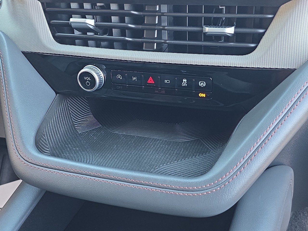 Used 2025 Ford Explorer Active w/ Active Comfort Package RWD image 5