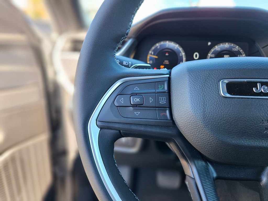 New 2025 Jeep Grand Cherokee Altitude image 27