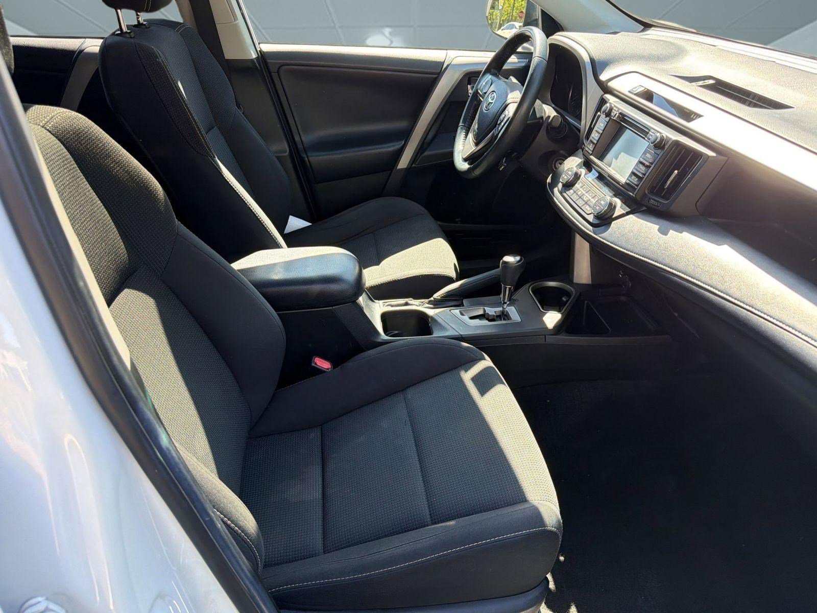 Used 2018 Toyota RAV4 XLE FWD image 29