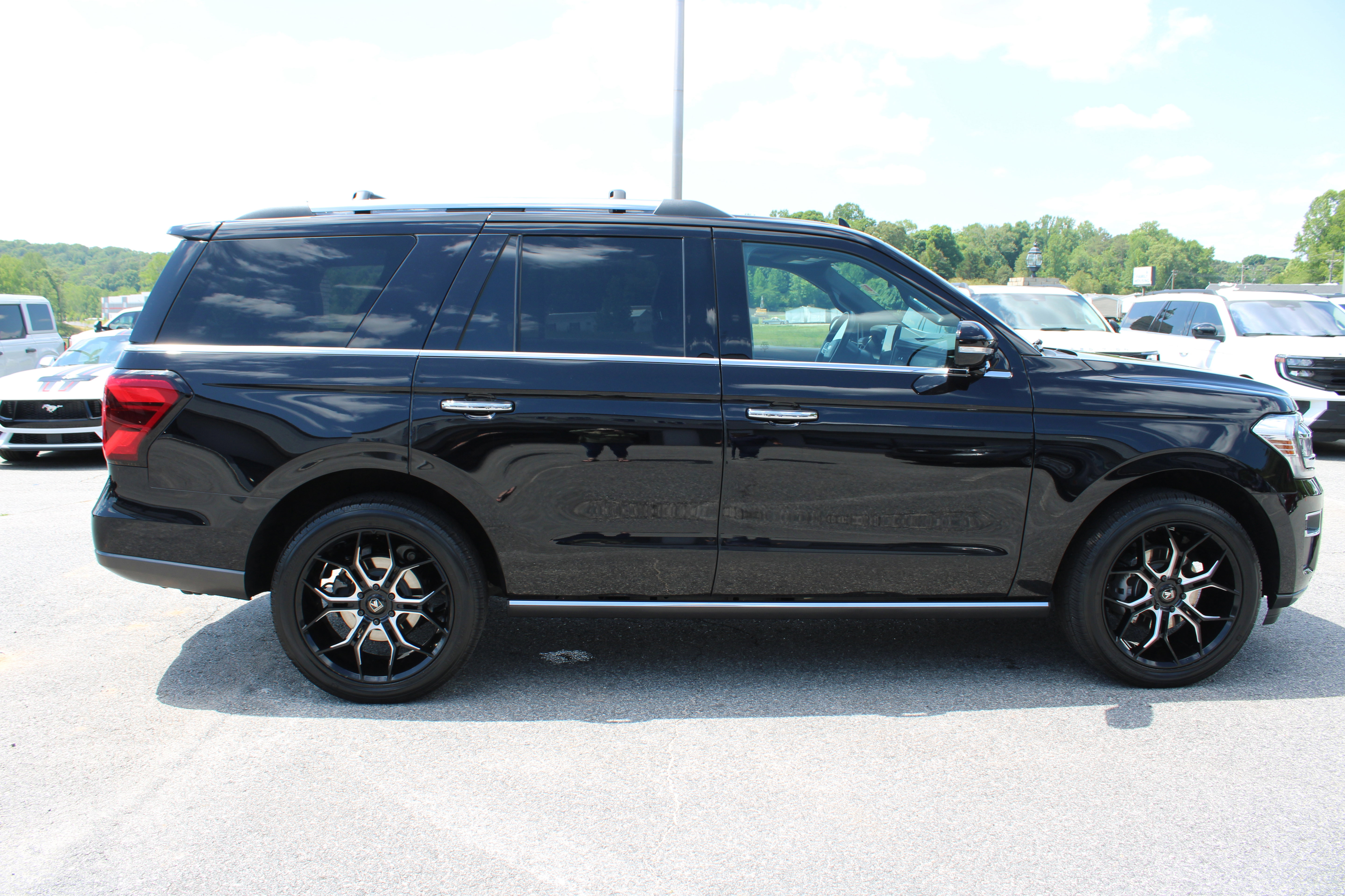 Used 2024 Ford Expedition Limited w/ Excursion Package AWD/4WD image 5