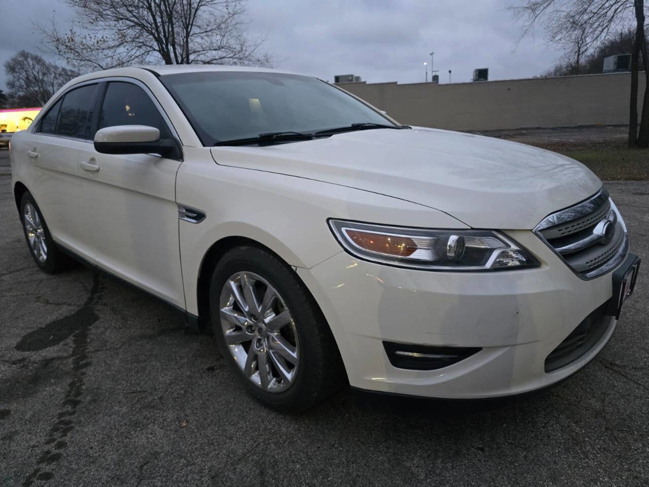 Used 2010 Ford Taurus SEL image 3
