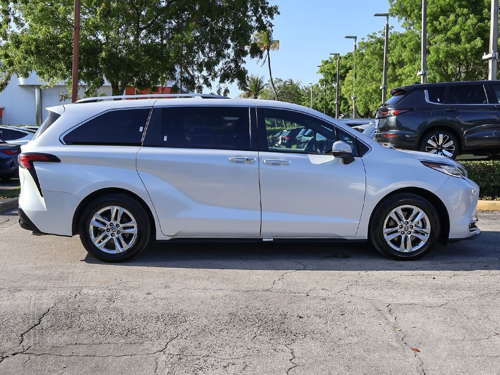 Used 2023 Toyota Sienna Limited FWD image 21