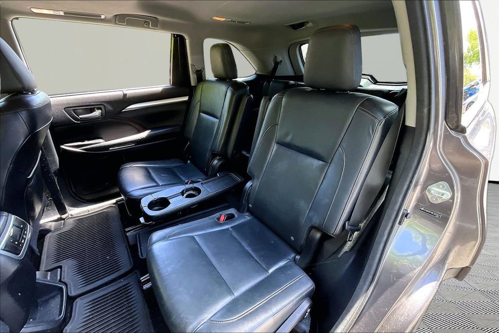 Used 2014 Toyota Highlander XLE image 16