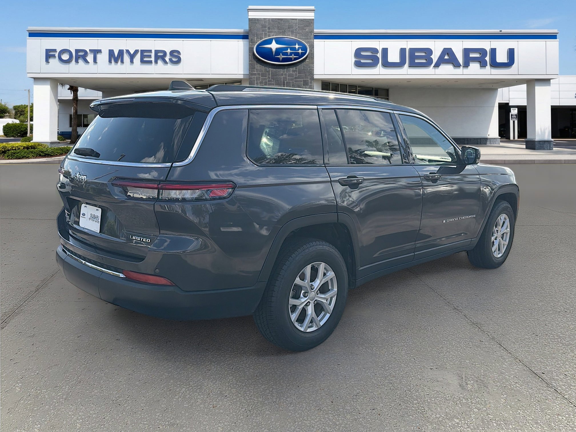 Used 2023 Jeep Grand Cherokee L Limited image 3