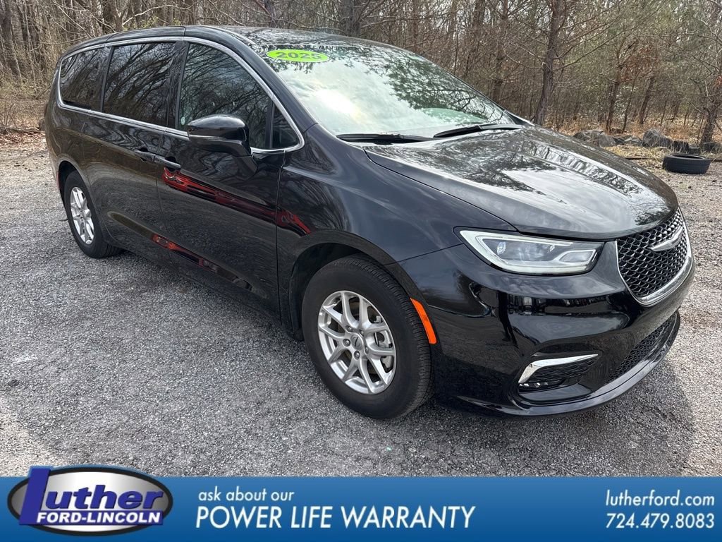 Used 2025 Chrysler Pacifica Select image 1