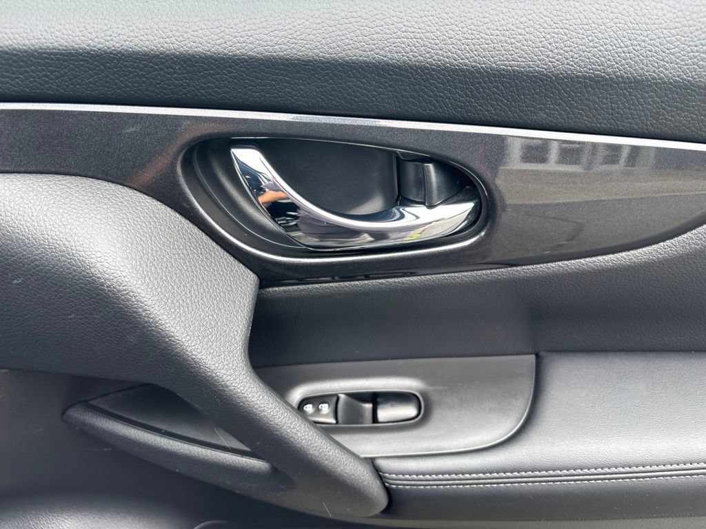 Used 2019 Nissan Rogue SV AWD/4WD image 32