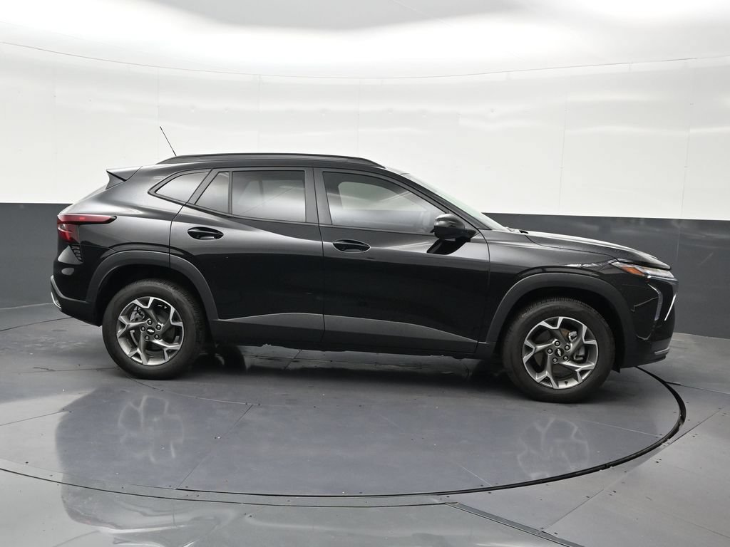 Used 2025 Chevrolet Trax LT FWD image 7