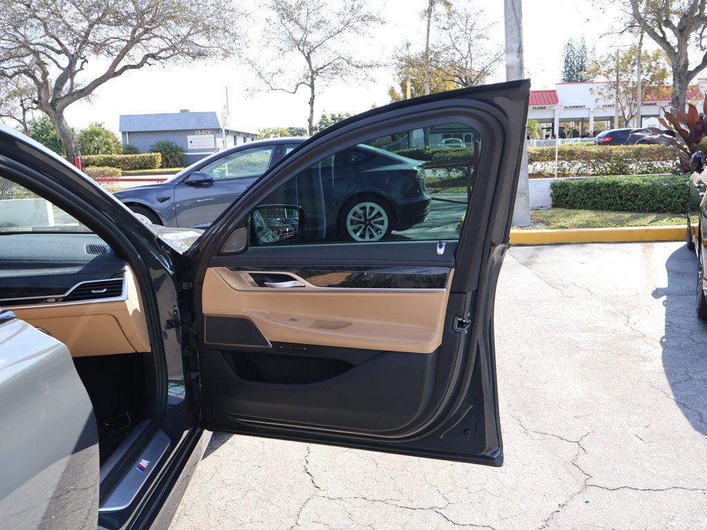 Used 2022 BMW 740i w/ M Sport Package image 28