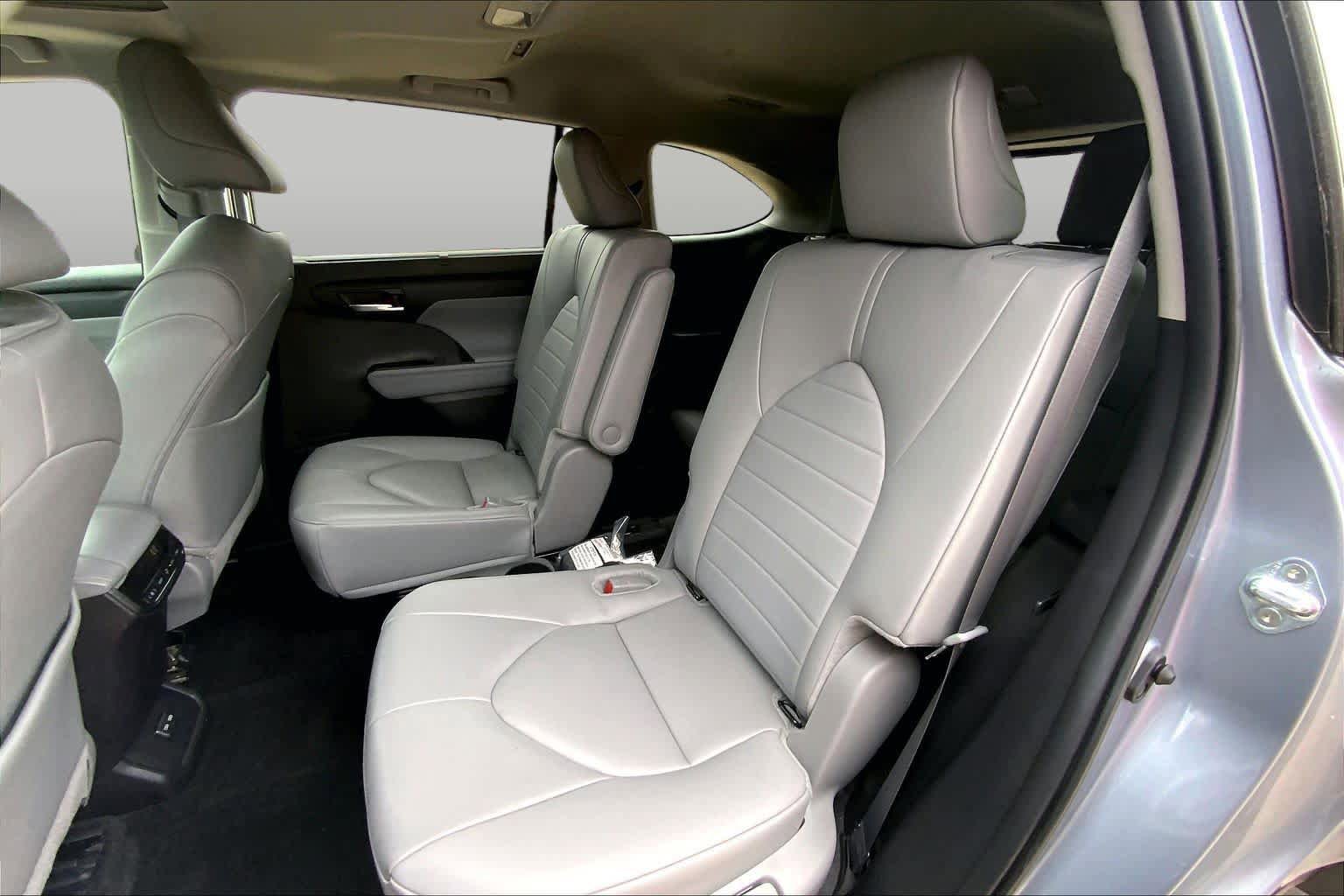 Used 2024 Toyota Highlander XLE AWD/4WD image 20