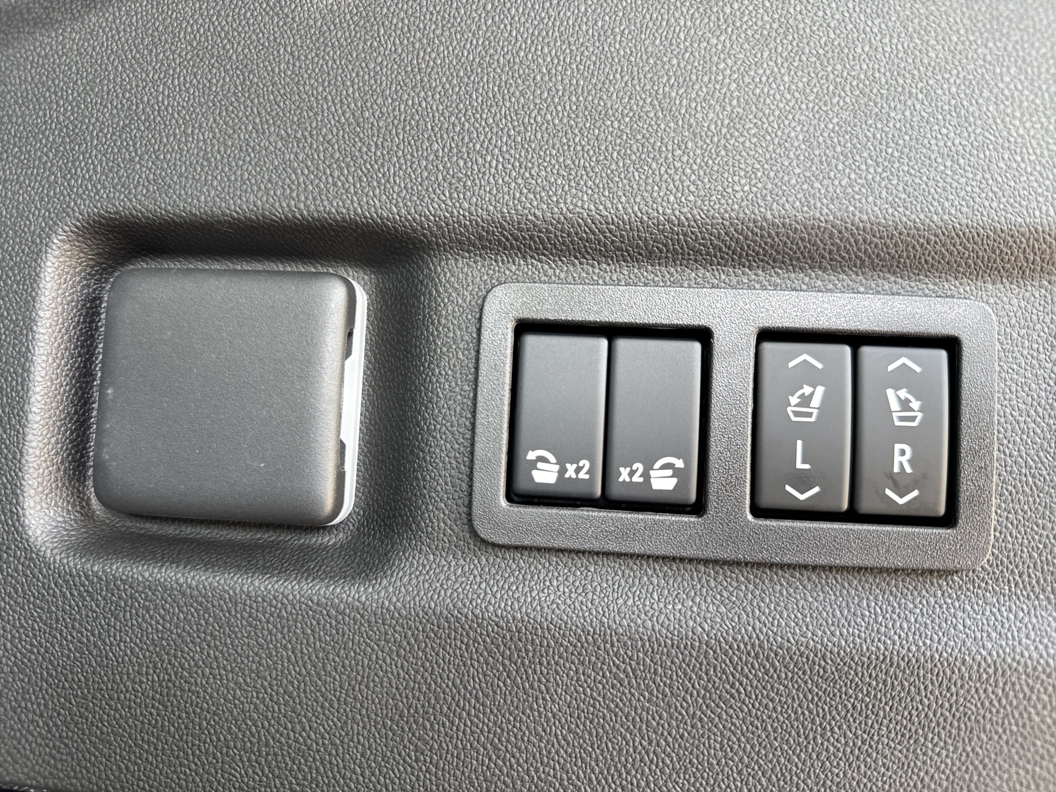 New 2026 GMC Yukon XL Denali w/ Sun & Power Step Package AWD/4WD image 37