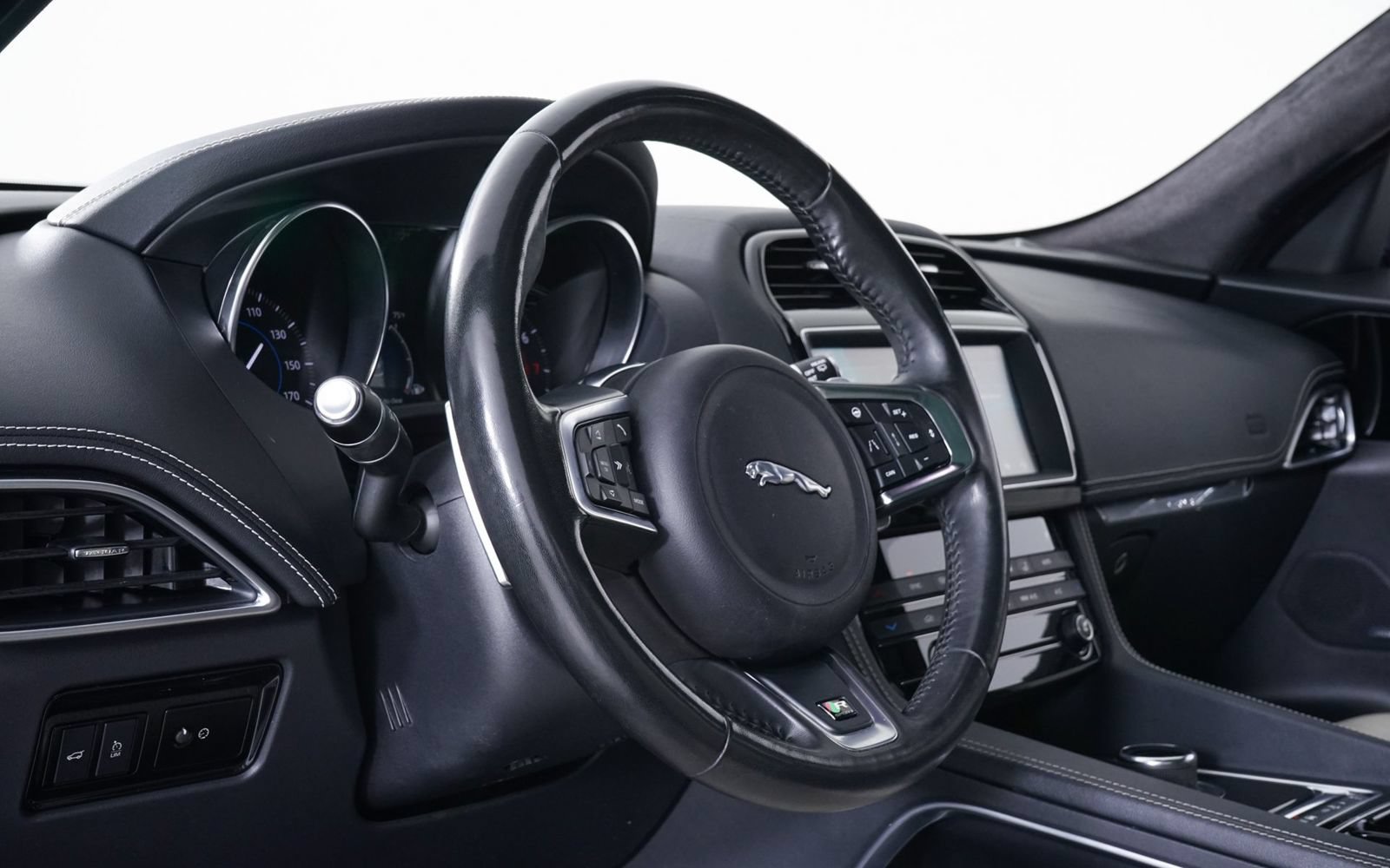 Used 2019 Jaguar F-PACE R-Sport AWD/4WD image 4