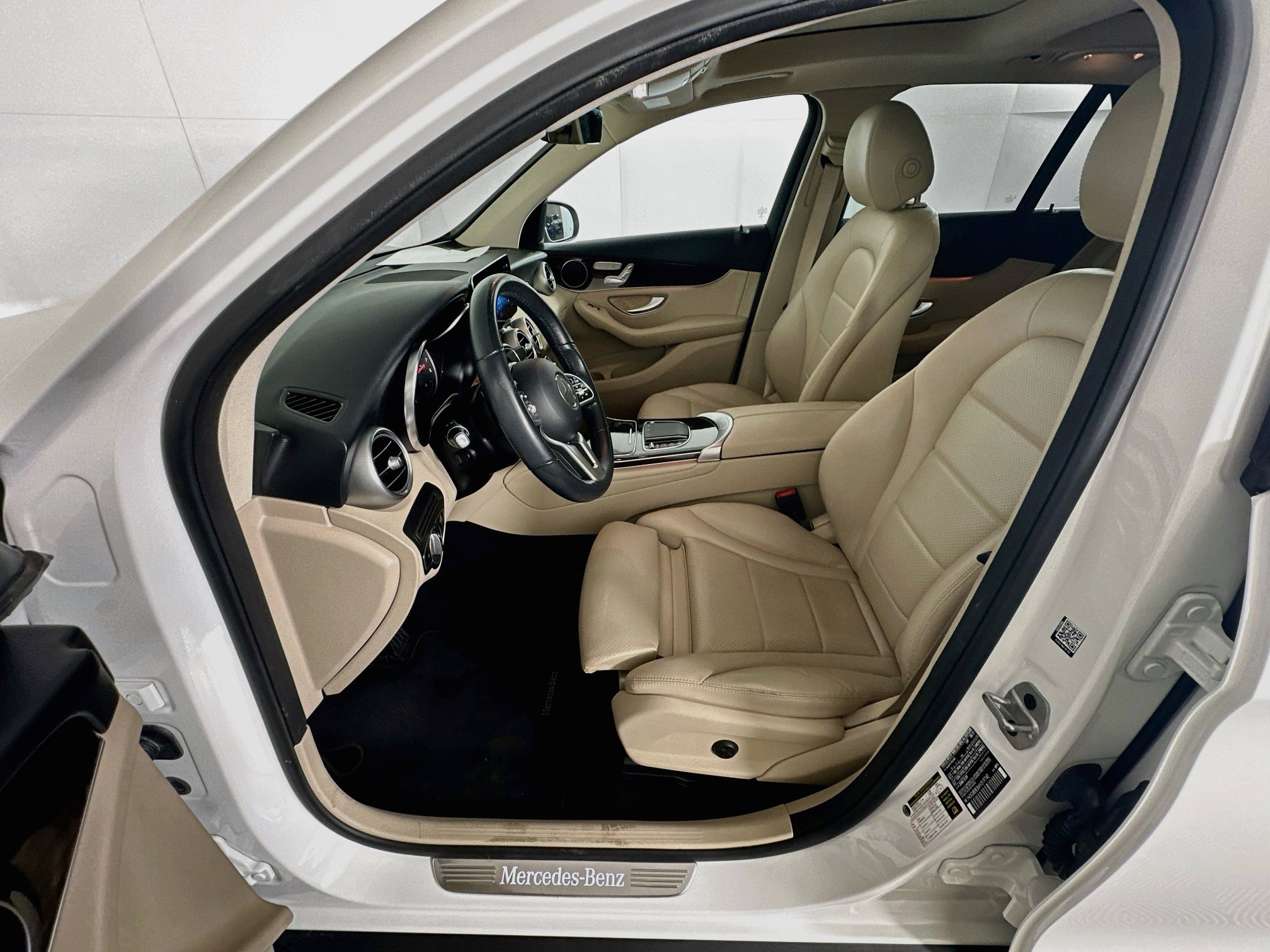 Used 2021 Mercedes-Benz GLC 300 4MATIC w/ Premium Package image 13