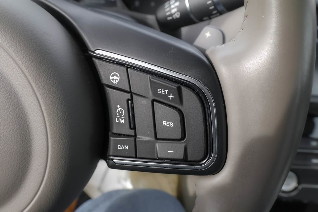 Used 2018 Jaguar XE Premium image 19