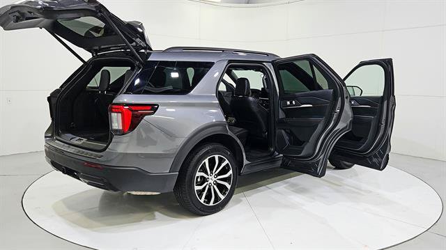 Used 2025 Ford Explorer ST-Line AWD/4WD image 32