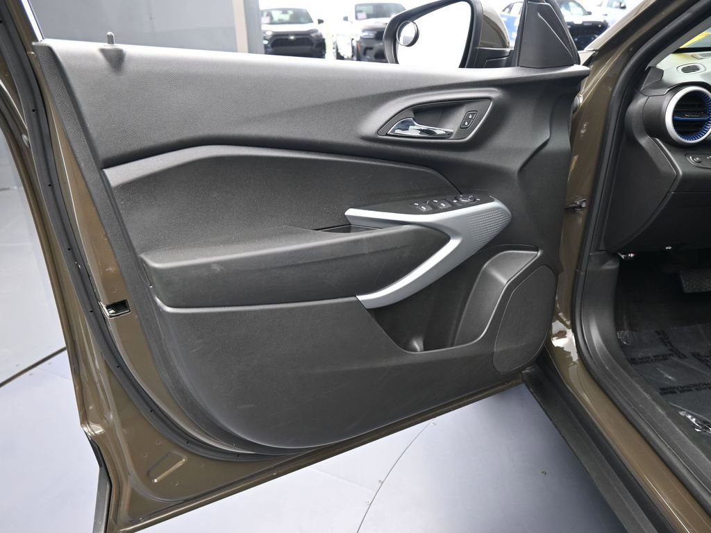 Used 2024 Chevrolet Trax LS w/ LS Convenience Package image 15