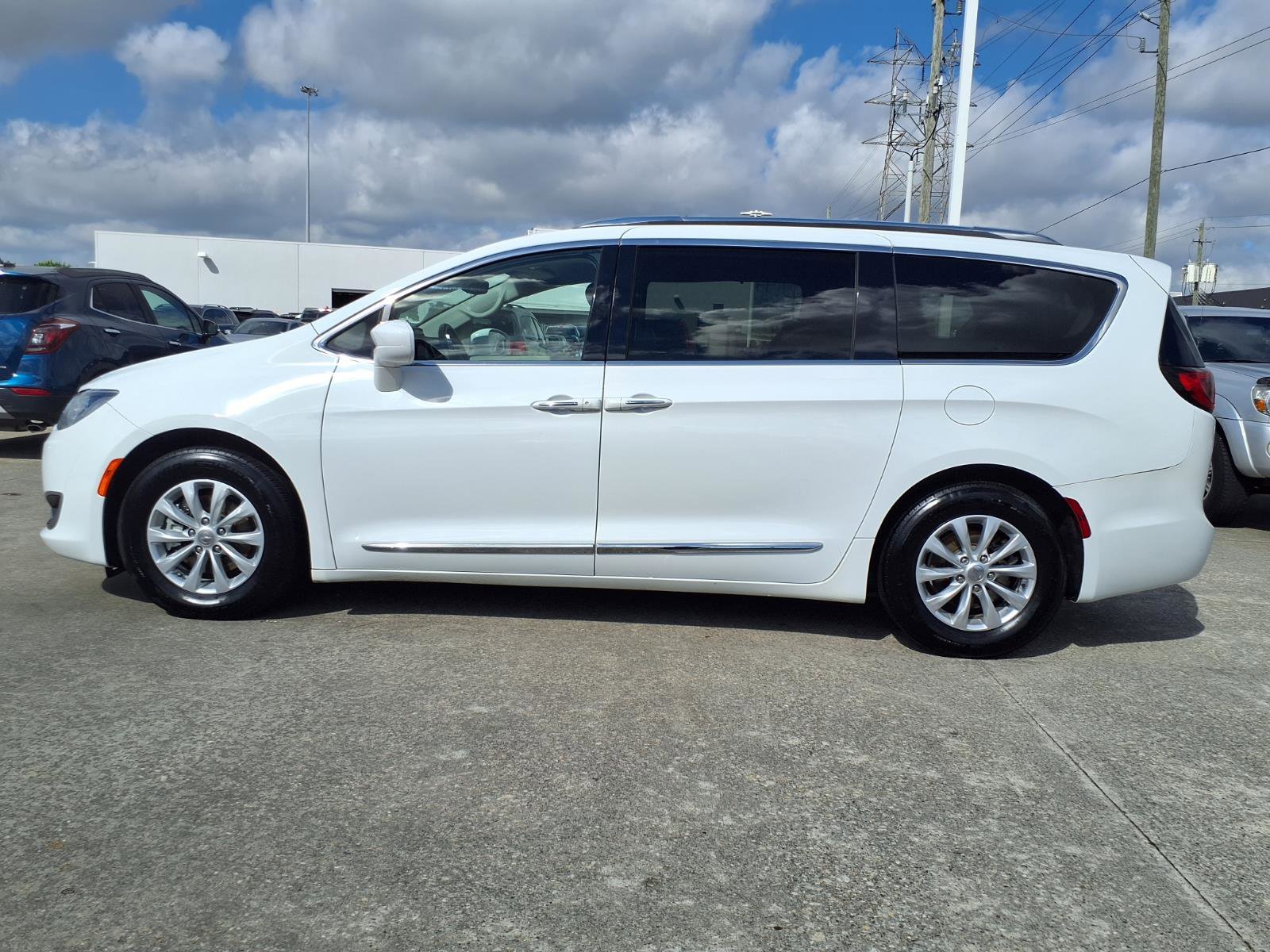 Used 2018 Chrysler Pacifica Touring-L image 23