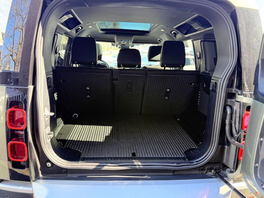 Used 2025 Land Rover Defender 110 S image 31