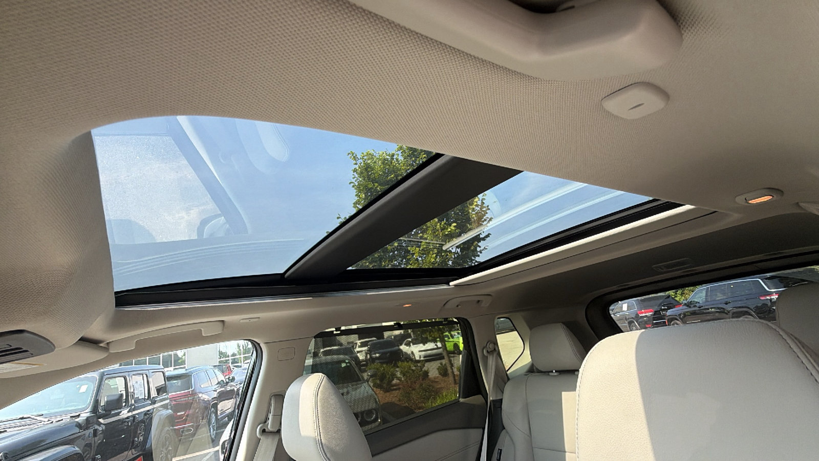 Used 2025 Nissan Rogue SL w/ SL Premium Package FWD image 16
