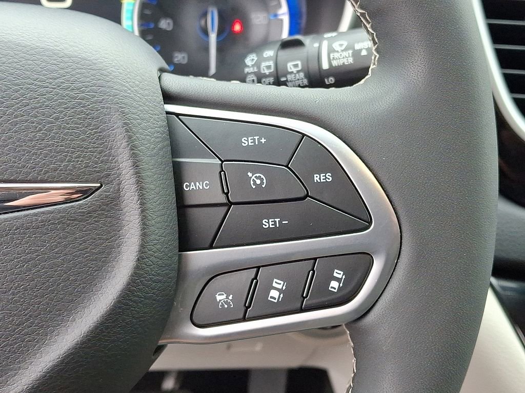 Used 2023 Chrysler Pacifica Touring-L image 22